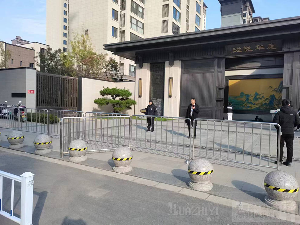 鄭州瓏悅?cè)A庭鐵馬護(hù)欄租賃講解