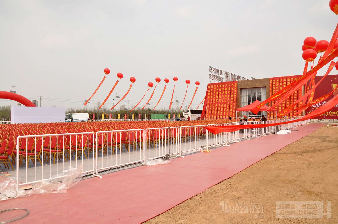 許昌家具建材城白色鐵馬護(hù)欄租賃現(xiàn)場(chǎng)