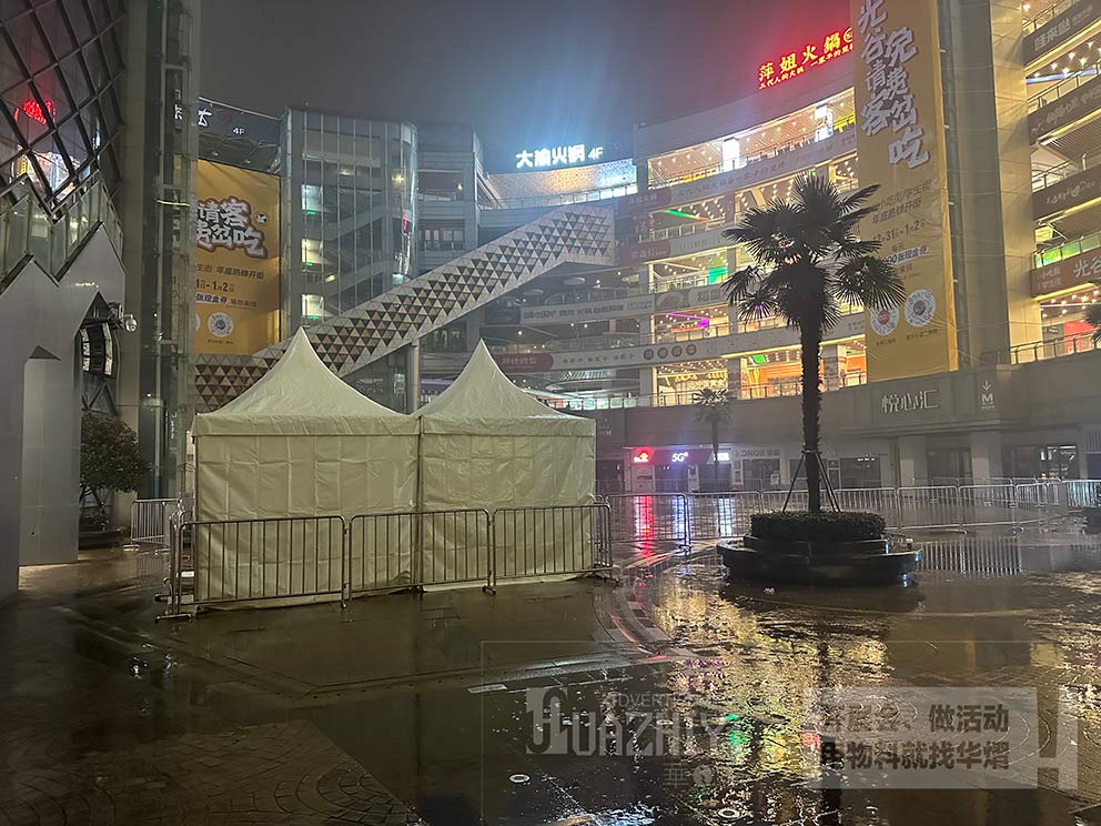 光谷步行街華之熠鐵馬護(hù)欄分隔場(chǎng)地很方便